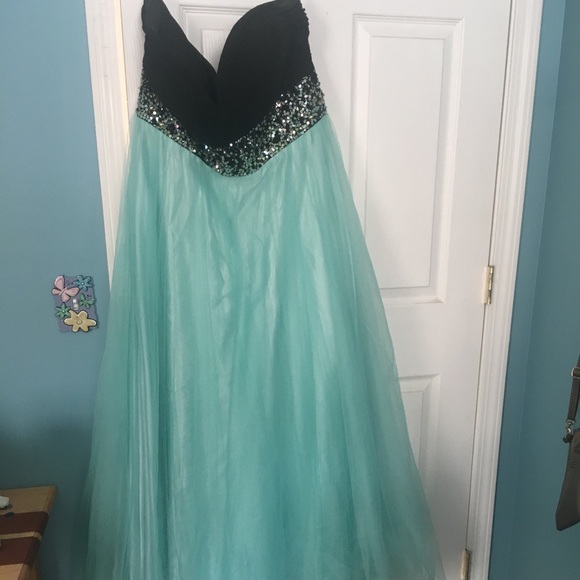 Beautiful Size 18 Gown/prom dress - Picture 2 of 6